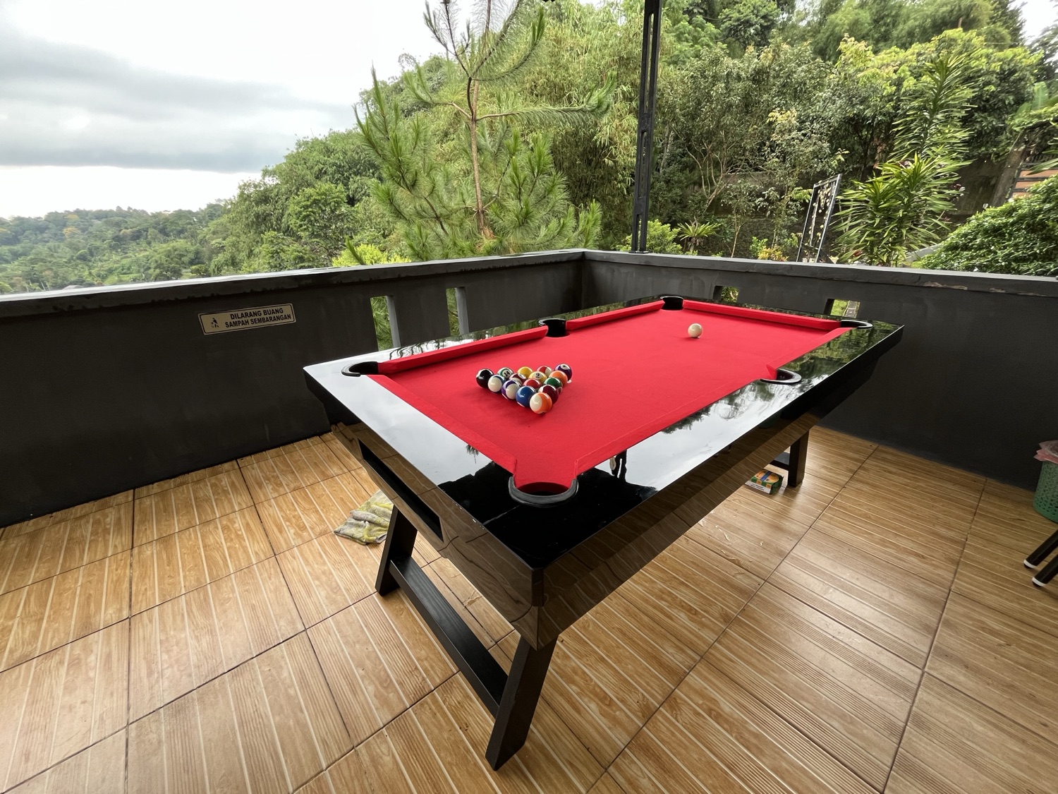 Meja billiard di teras Villa Kay Mountain dengan view pegunungan