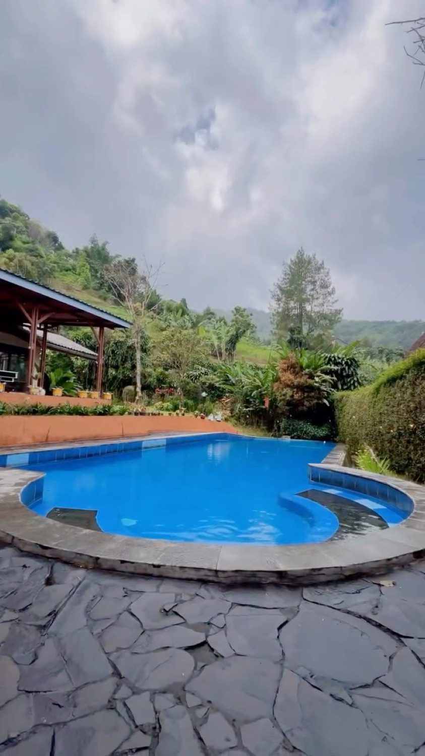 Kolam renang private Villa Kay Hills dengan view perbukitan