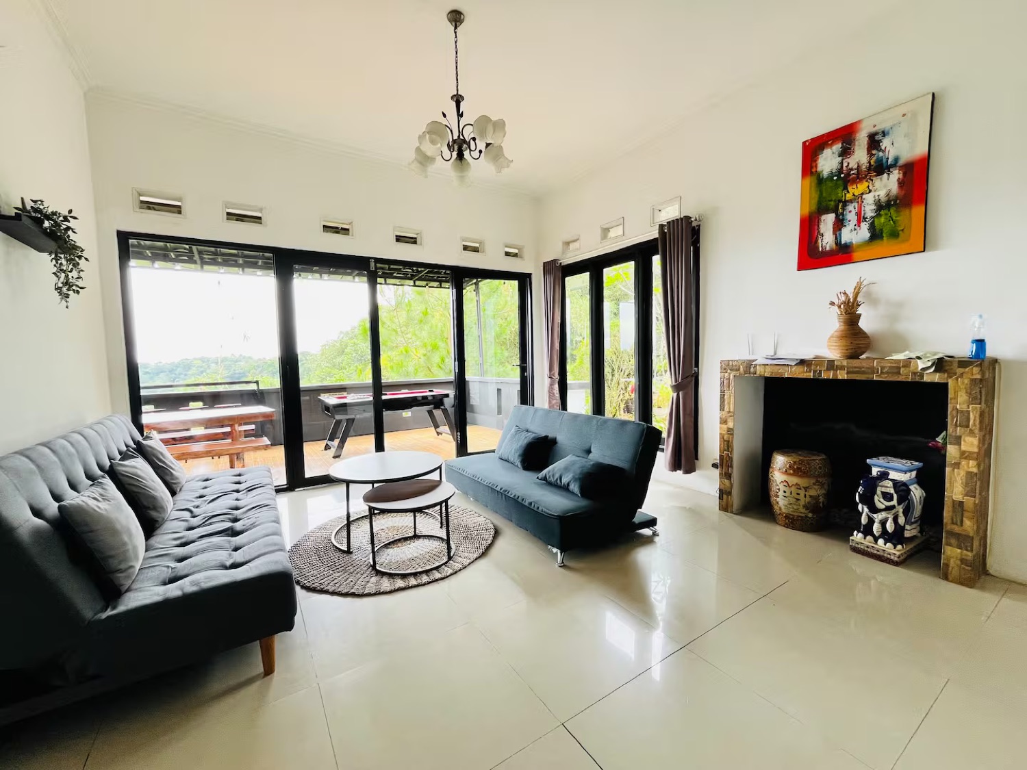 Ruang keluarga Villa Kay Mountain dengan sofa dan akses ke teras billiard