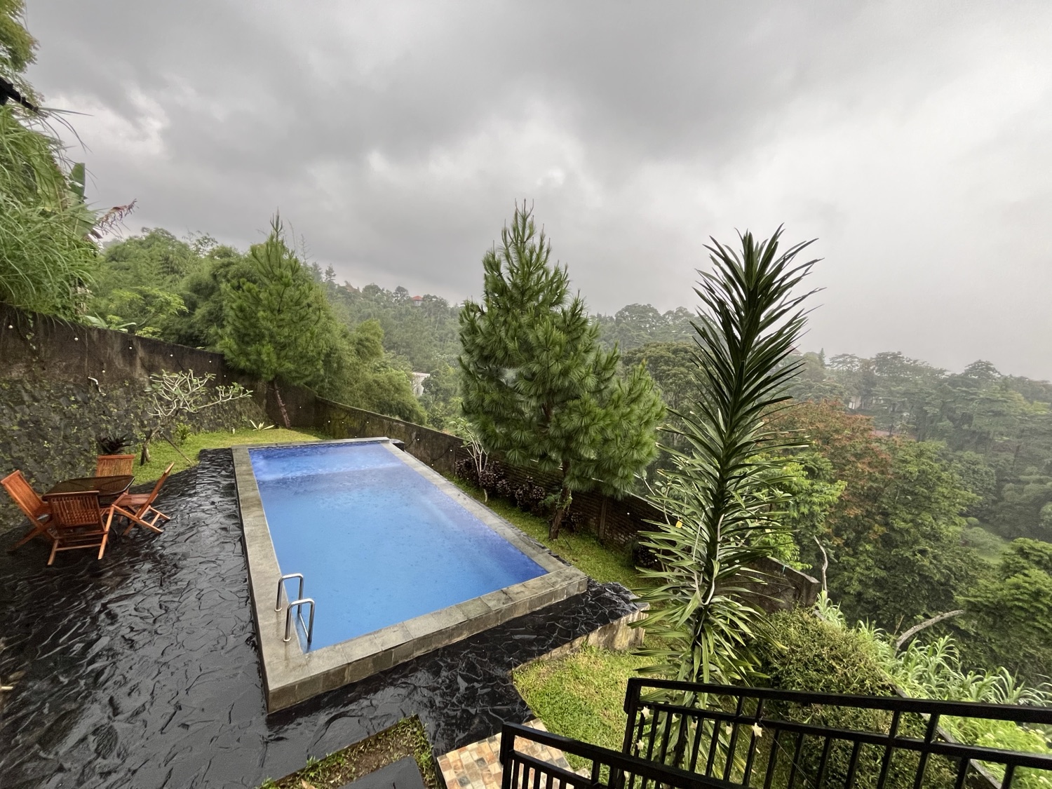 Kolam renang Villa Kay Mountain dengan suasana pagi berkabut