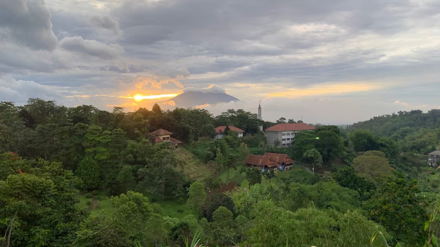Pemandangan senja di pegunungan Puncak dari Villa Kay Mountain